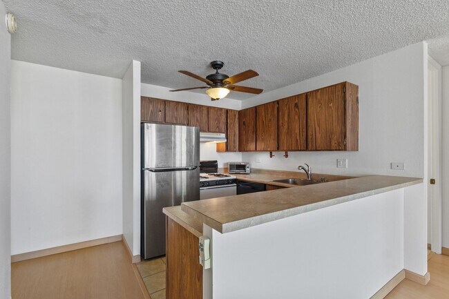 Building Photo - Corner 1BR in Waikiki - Diamond Head Views, All Utilities Included