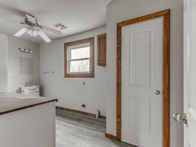 Building Photo - 118 S Miles Ave