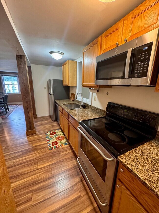 Building Photo - Spacious 3-Bedroom| Downtown Newnarket| Available NOW!
