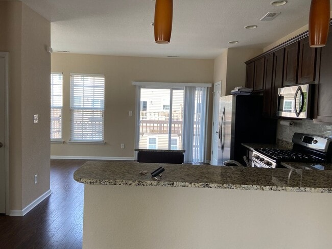 Building Photo - 4BD/3.5BA Gorgeous End Unit Townhouse with...
