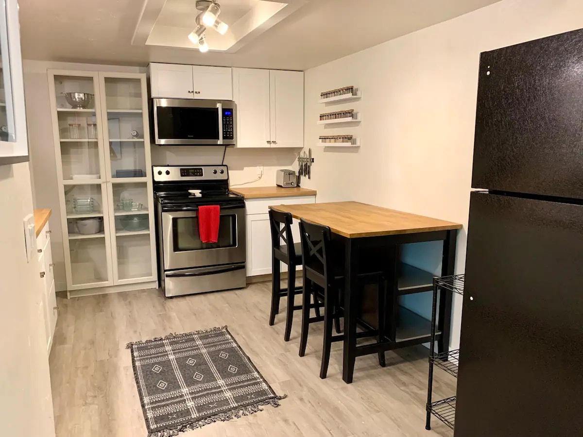 Full kitchen - 3440 S Walkup Dr