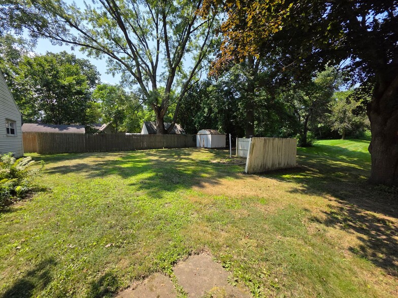 Building Photo - 2164 Penguin Ave