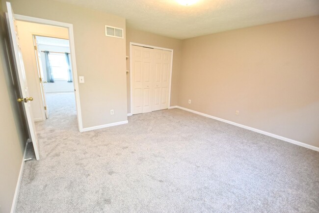 Building Photo - Large executive home in Granger IN