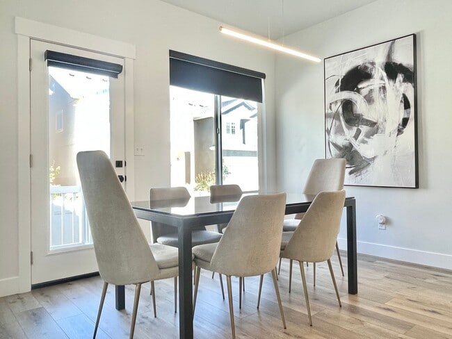 Building Photo - Modern Townhome at North Pointe Village!