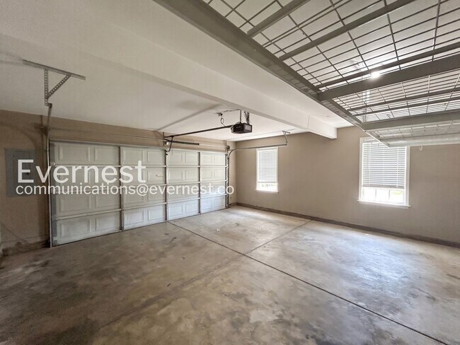 Building Photo - 4 Bed/2.5 Bath Home with Garage / Pet-Friendly / Vouchers Accepted / Available Now!