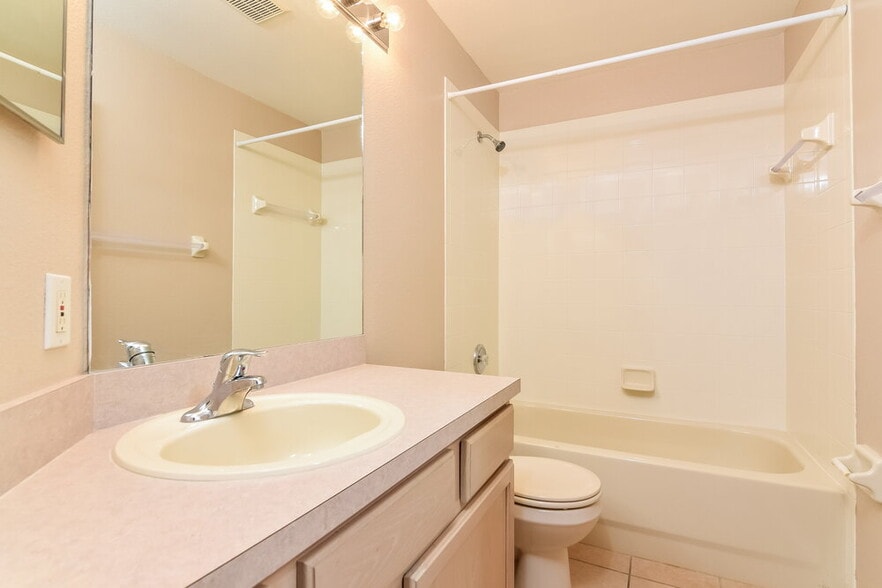 Building Photo - 12614 Midpointe Dr