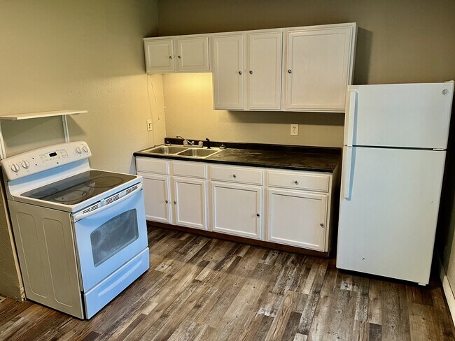 Building Photo - 729 W Cavour Ave