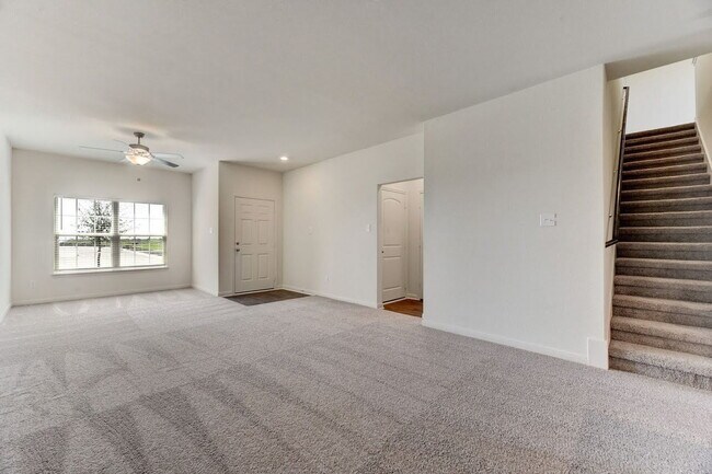 Building Photo - 5 Bedroom Home Close to 1604 and I10 East