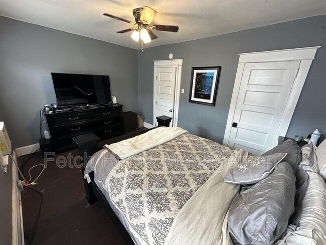 Building Photo - 625 E Madison St