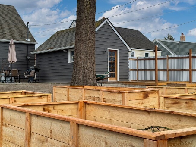 Building Photo - Spacious 2-Bedroom, 3-Bath Home in Spokane with Modern Comforts