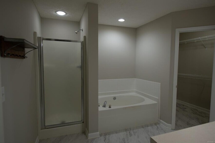Building Photo - 325 James Dr