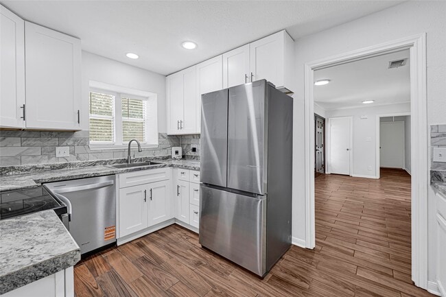 Building Photo - 2803 Camelot Ln