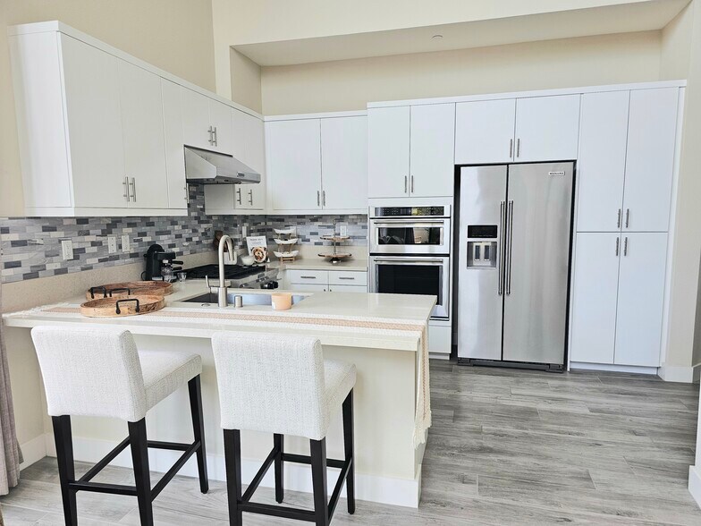 Large modern kitchen - 8536 Aspect Dr