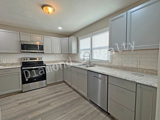 Building Photo - Updated and Located near Mercy Hospital!  4 bedrooms!