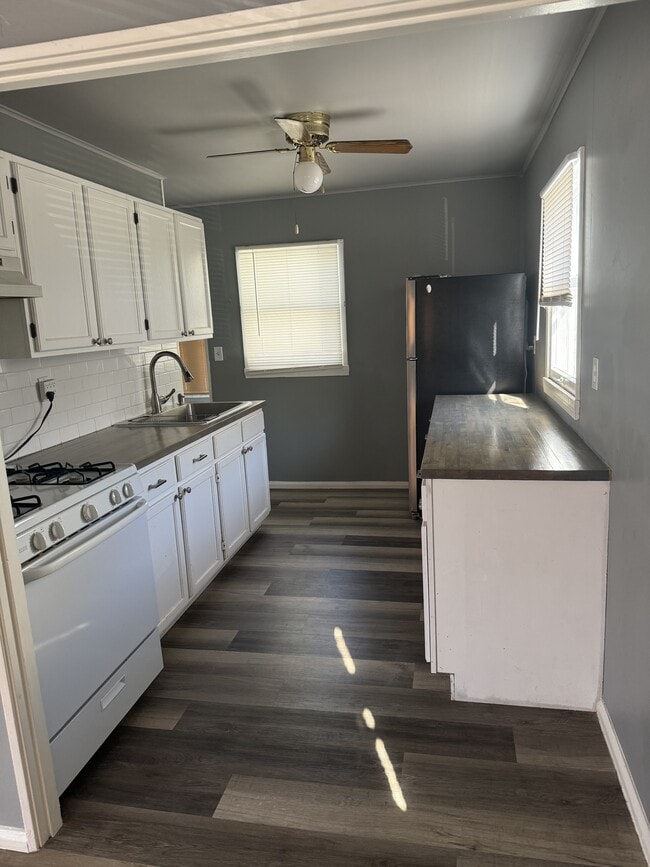 Building Photo - 619 W Lakewood Ave