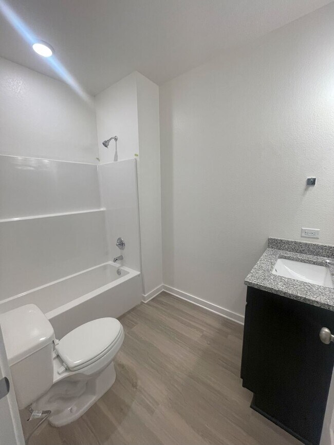 Building Photo - 1612 W 5th St