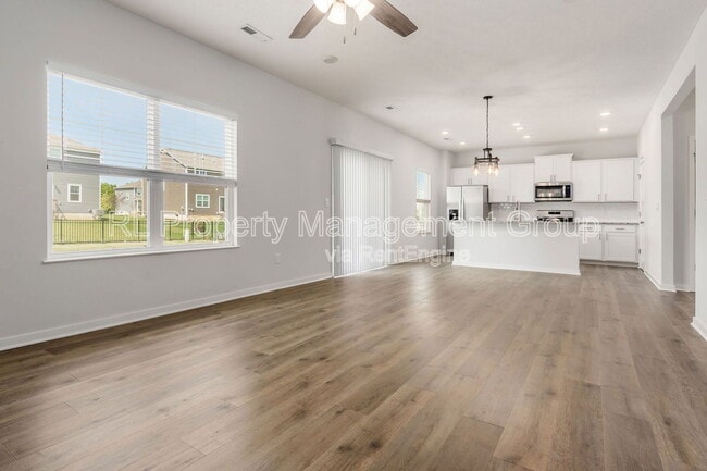 Building Photo - 214 Sterndale Dr