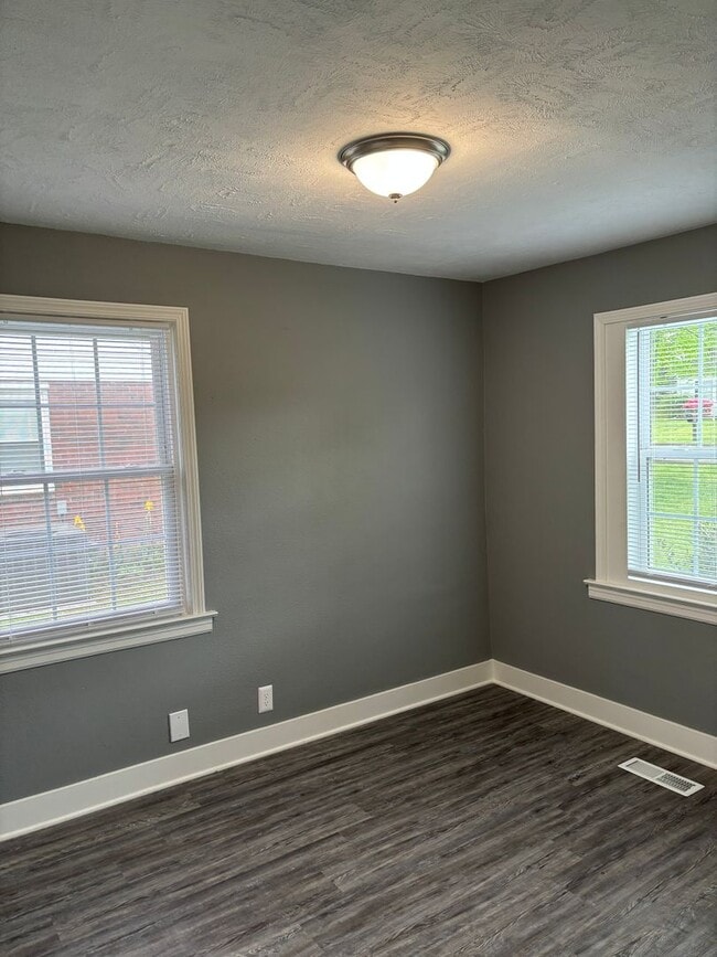 Building Photo - 135 N Meadow Dr
