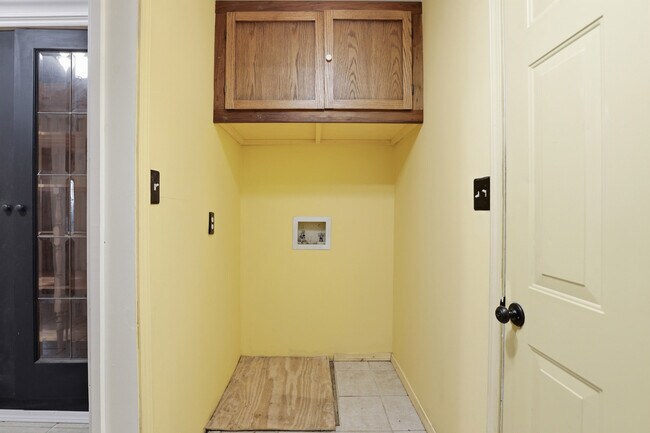 Building Photo - 1328 Hazelwood Dr