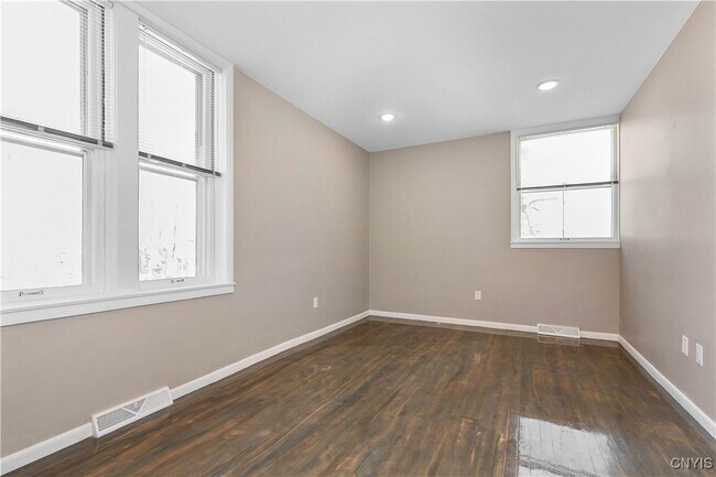 Building Photo - 2118 E Genesee St