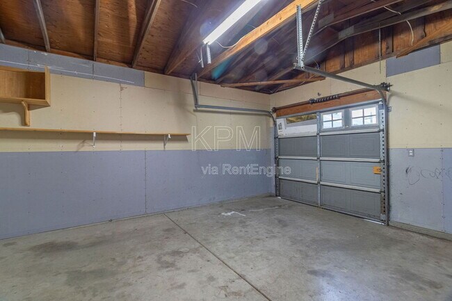 Building Photo - 325 E Mariposa Ave