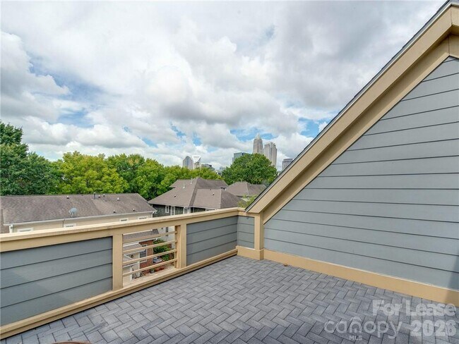 Building Photo - 927 Garden District Dr