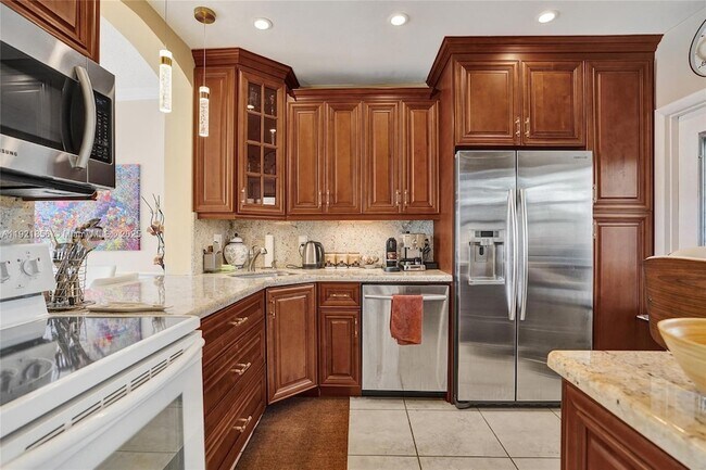 Building Photo - 330 SE 2nd St