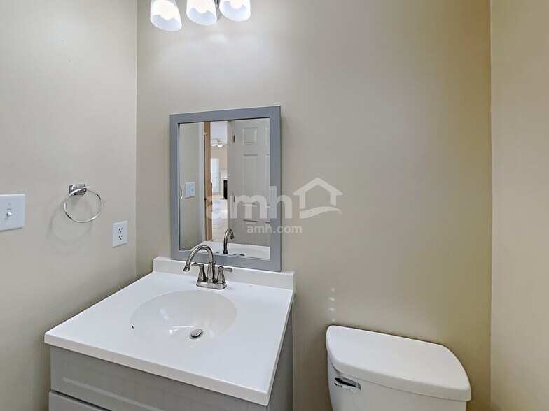 Building Photo - 212 Leafmore Ct