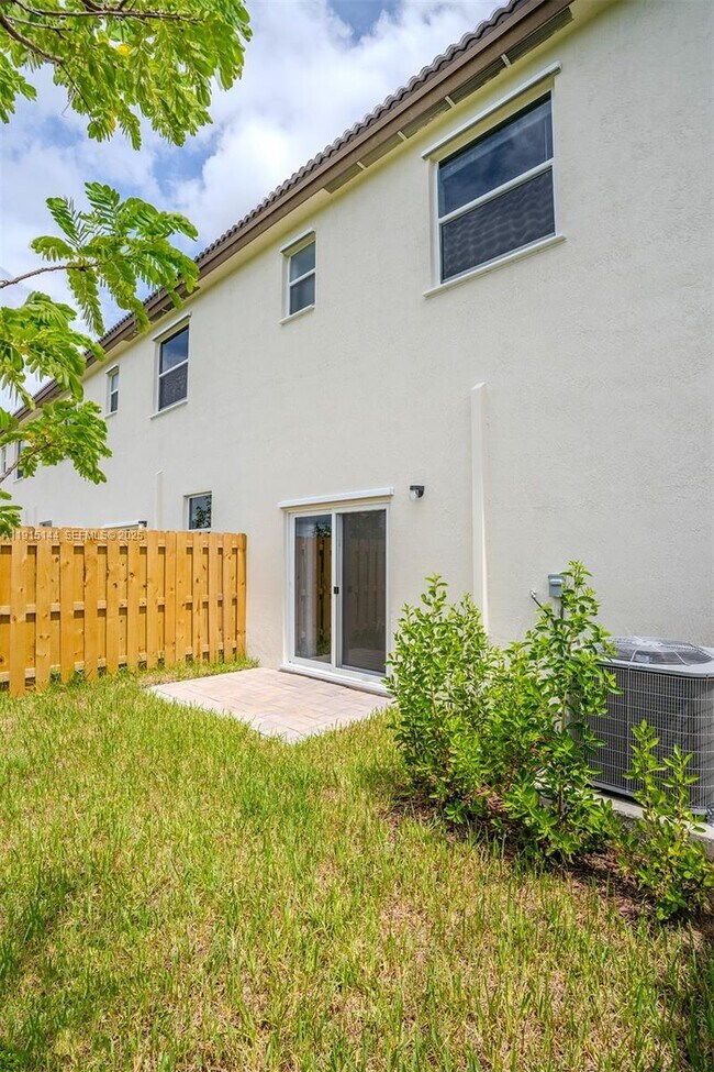 Building Photo - 2752 SE 26th Ave