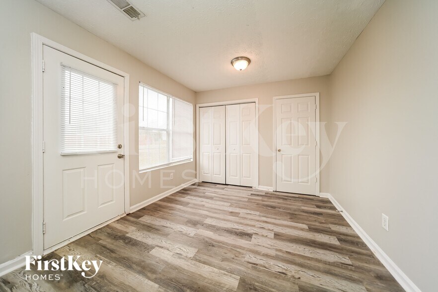 Building Photo - 350 Country Club Dr