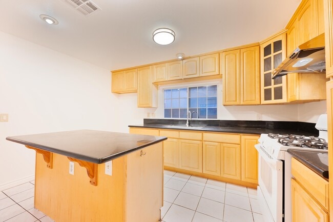 Building Photo - 331 W Bencamp St