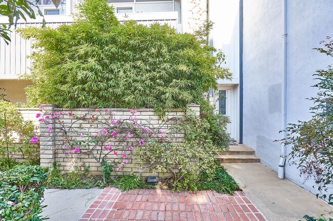 Building Photo - 4804 La Villa Marina