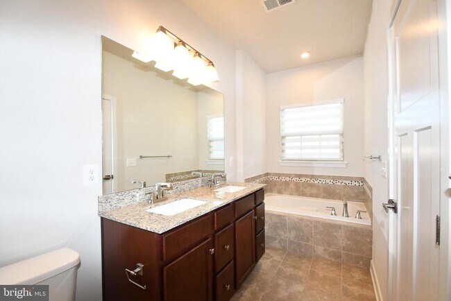 Building Photo - 2105 Hemlock Bay Rd