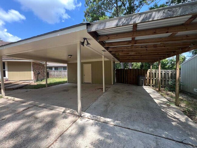 Building Photo - Charming Baton Rouge Home with Flex Room, Fireplace & Spacious Front Porch