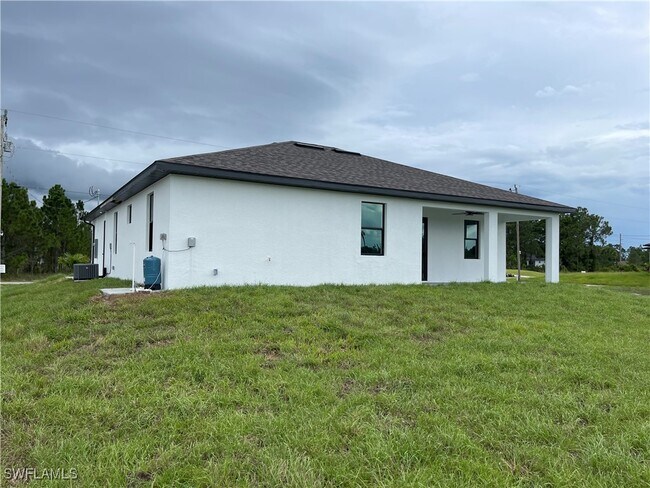 Building Photo - 821 Newell St E