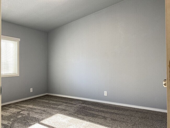 Building Photo - Freshly Updated in Dallesport