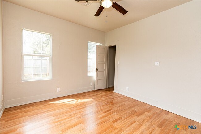 Building Photo - 905 N 9th St