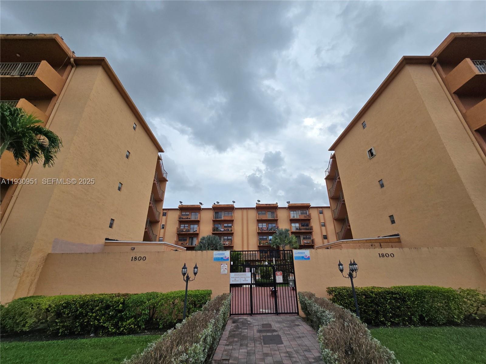 Building Photo - 1800 W 54th St