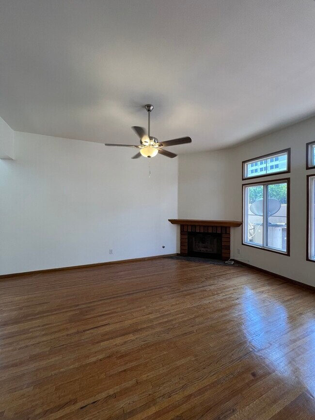 Building Photo - Townhome in the heart of Norwalk!