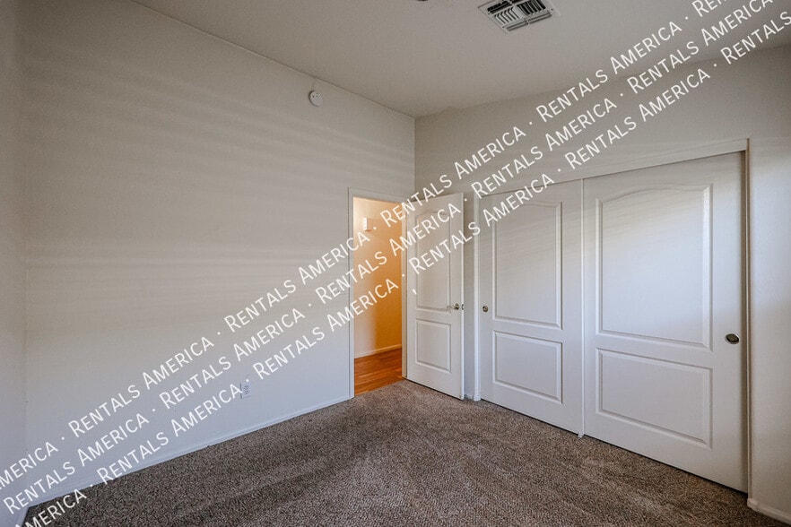 Building Photo - 4822 E Cherry Hills Dr