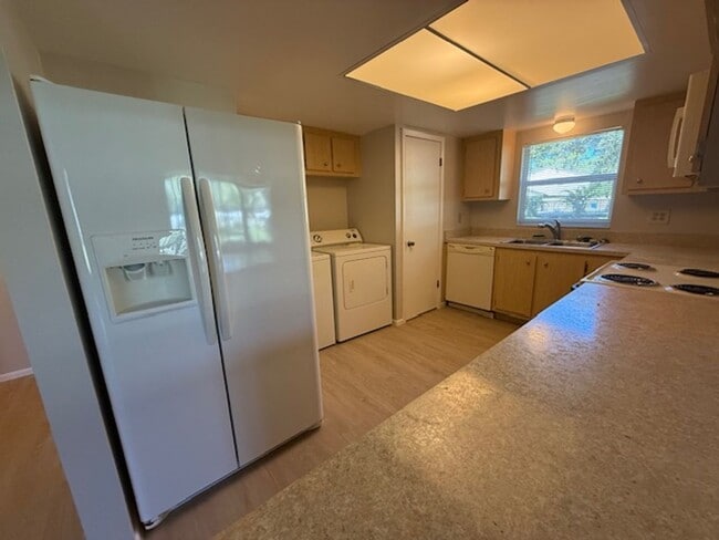 Building Photo - 2bedroom 2bath updated end unit condo on f...