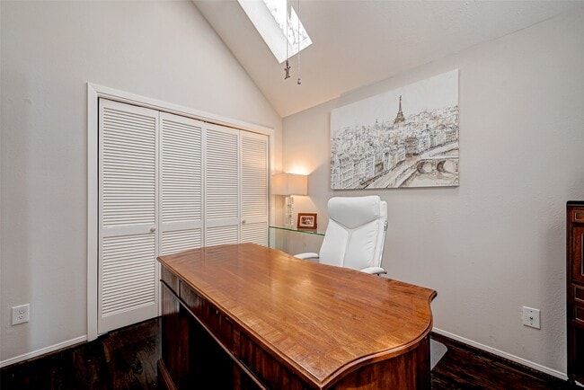 Building Photo - 1547 Cortlandt St