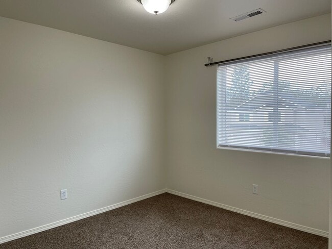 Building Photo - Very Nice 2 Story 3 Bedroom 2.5 Bath Home-...