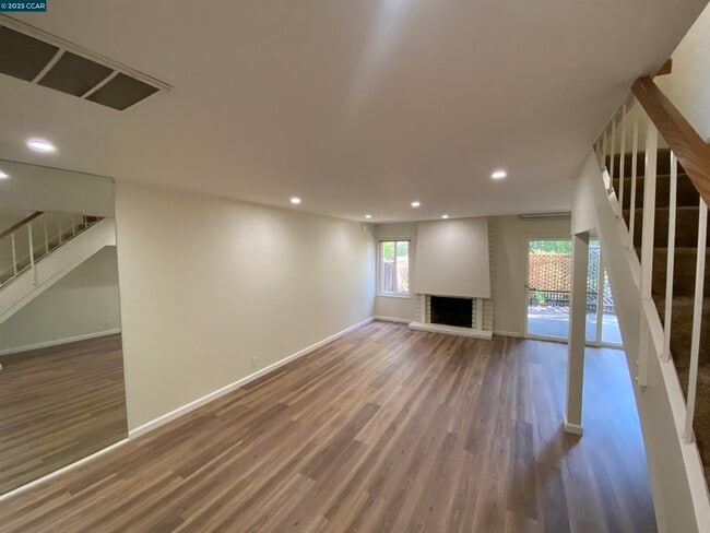 Building Photo - 1557 Siskiyou Dr