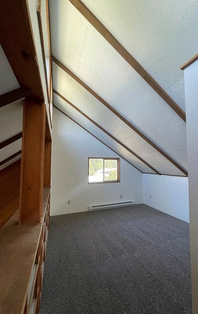 Building Photo - Custom 3 Bedroom Home for Rent