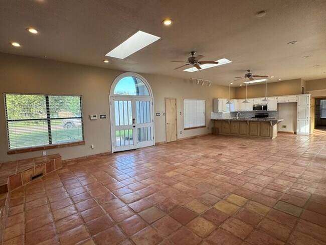 Building Photo - Pool & Hot Tub on the Golf Course Too! Mes...