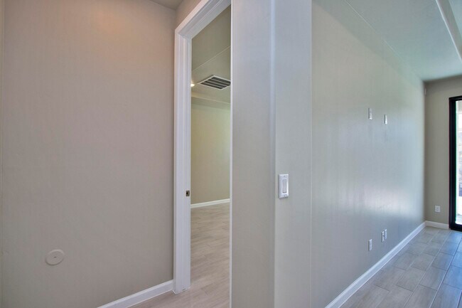 Building Photo - 729 C. Escondida