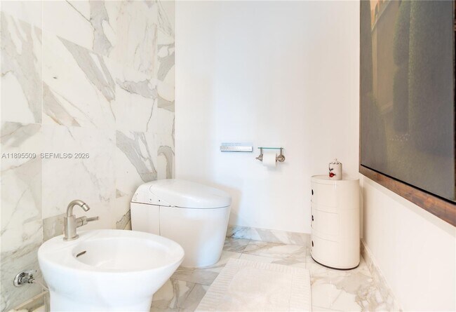 Building Photo - 2627 S Bayshore Dr