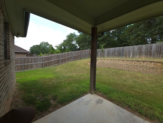 Building Photo - BEAUTIFUL and SPACIOUS 3-bedroom, 2-bathro...