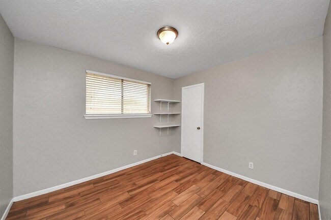 Building Photo - 9422 Val Verde St